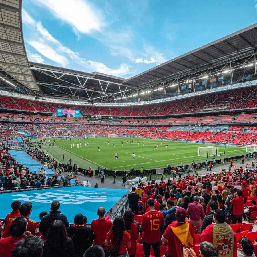 Viajar por fútbol: el secreto que vive fuera del estadio aficion en un estadio de futbol foto de Mohamed Ishaq Villan